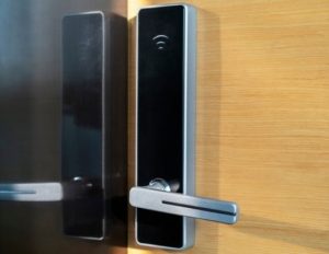 fechadura de porta inteligente