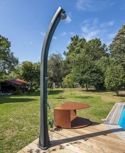 desenho de um chuveiro solar de jardim