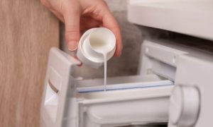 edredão de lavagem numa máquina de lavar roupa
