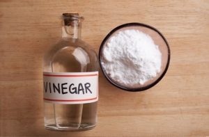 limpeza de estofos com vinagre e bicarbonato de sódio