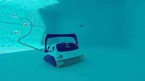 natação com robot de limpeza da piscina