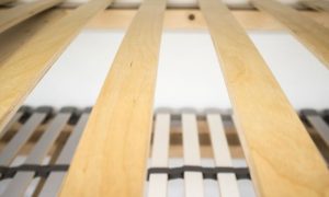 Uma base de cama desgastada